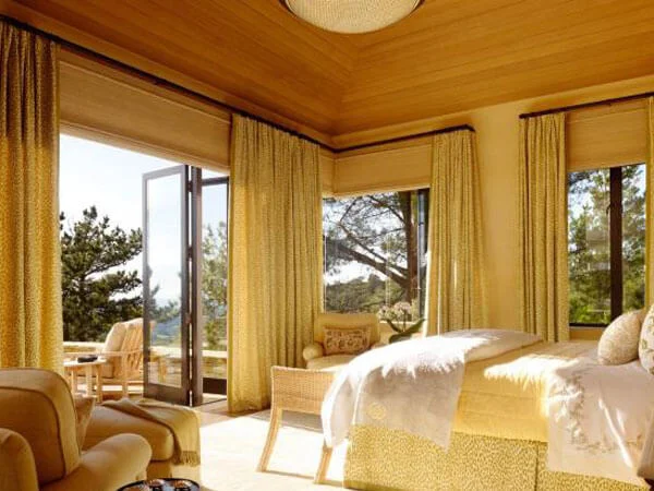 اتاق خواب فوق العاده بزرگ با پنجره های سرتاسری 