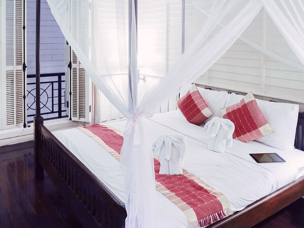 ترکیب رنگ سفید و قرمز در دکوراسیون اتاق خواب زیبا ،خواب زیبا