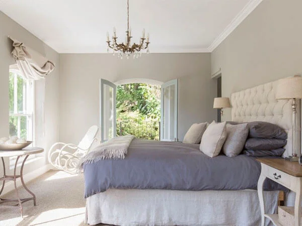 اتاق خواب با رنگ روشن در نظر گرفتن فضای مناسب برای تخت خواب