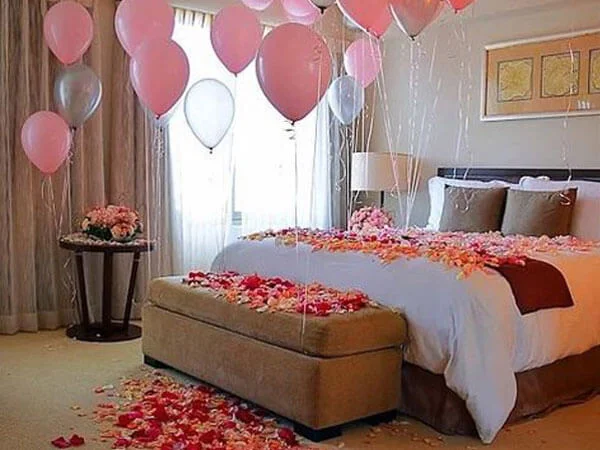 ایده هایی زیبا با گل و بادکنک جهت اتاق خواب  تزئین دیوار اتاق خواب عروس