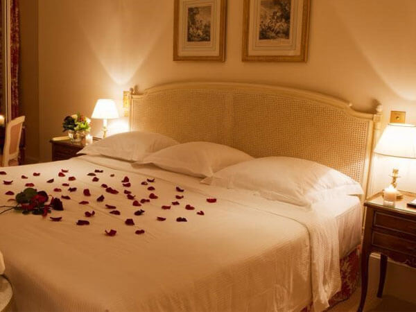 چیدمانی رمانتیک و زیبا برای خواب عروسها  تزئین دیوار اتاق خواب عروس