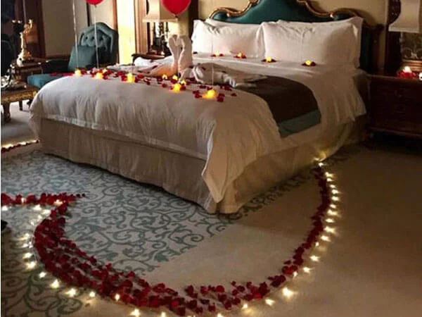 تزیین خواب عروس با گل و شمع  تزئین دیوار اتاق خواب عروس