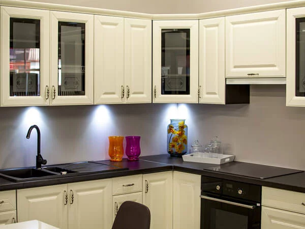دیزاین داخلی با رنگ سفید استفاده از نورپردازی در کابینت آشپزخانه