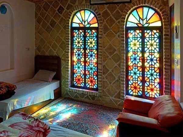 مدل پنجره خانه ایرانی سنتی و با رنگ های شاد و زیبا
