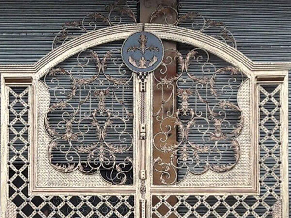 درب ورودی ساختمان با ترکیب رنگ روشن متریال های قابل استفاده