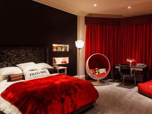 دکور اتاق خواب با رنگ قرمز که با رنگ سفید و خاکستری و مشکی ست شده است.