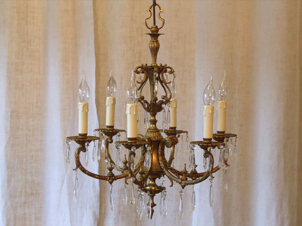 لوستر کلاسیک با چراغهای شمعی