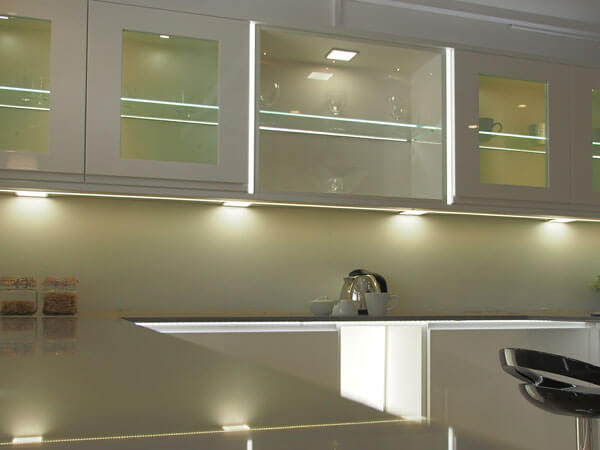 نورپردازی کابینت آشپزخانه نکاتی درباره نور مخفی کابینت و نحوه صحیح بکارگیری آن