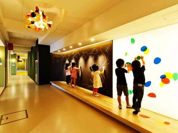 فضایی برای وسایل کودکان طراحی داخلی زیبا و کودکانه