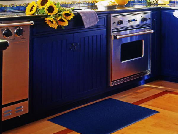 جلو دری در آشپزخانه پادری آشپزخانه به رنگ آبی کاربنی