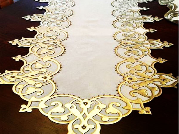 رومیزی پارچه ایی رومیزی طلایی و طراحی دور طلایی فوق العاده زیبا و سلطنتی