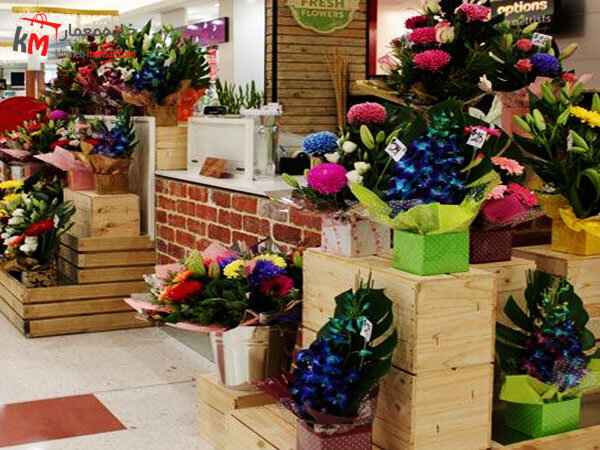 ویترین زیبای گلفروشی فضای مناسب برای ارائه نمونه کار های گل فروشی