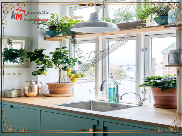 استفاده از گل و گیاه در پنجره آشپزخانه