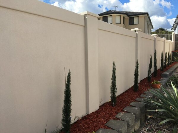 طراحی دیوار حیاط با سیمان سفید