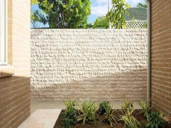 نمای دیوار حیاط با سنگ تراورتن