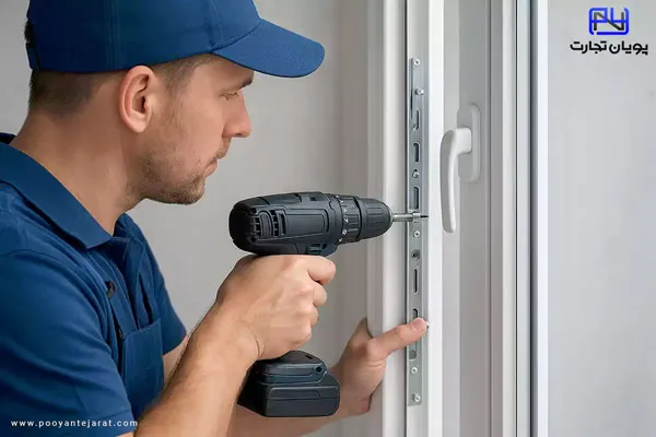 انواع یراقآلات درب و پنجره UPVC | بررسی کامل اجزا، برندها و نکات خرید 1 نصب یراق الات درب و پنجره