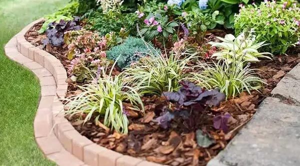 زیبایی محیط با جدول دور باغچه