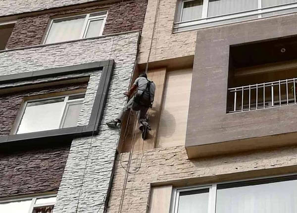 مقاوم سازی سنگ نما ساختمان چگونه انجام می شود؟ 1 پیچ نمای سنگ در تهران و کرج