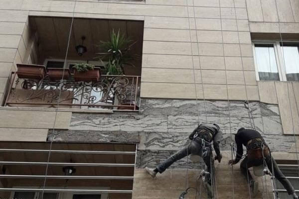 مقاوم سازی سنگ نما ساختمان چگونه انجام می شود؟ 3 پبچ و رولپلاک نمای سنگی بدون داربست