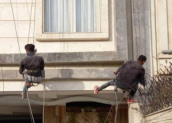 مقاوم سازی سنگ نما ساختمان چگونه انجام می شود؟ 2 پیچ کردن نما با طناب